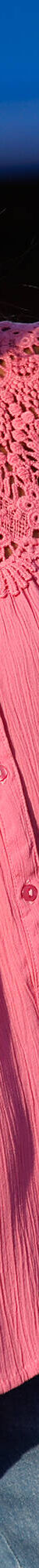 Bloes met knoopsluiting en macramé, kraagje met stroken (roze) Bloes met knoopsluiting en macramé, kraagje met stroken (roze)